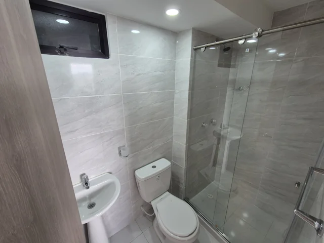 Baño con división en vidrio